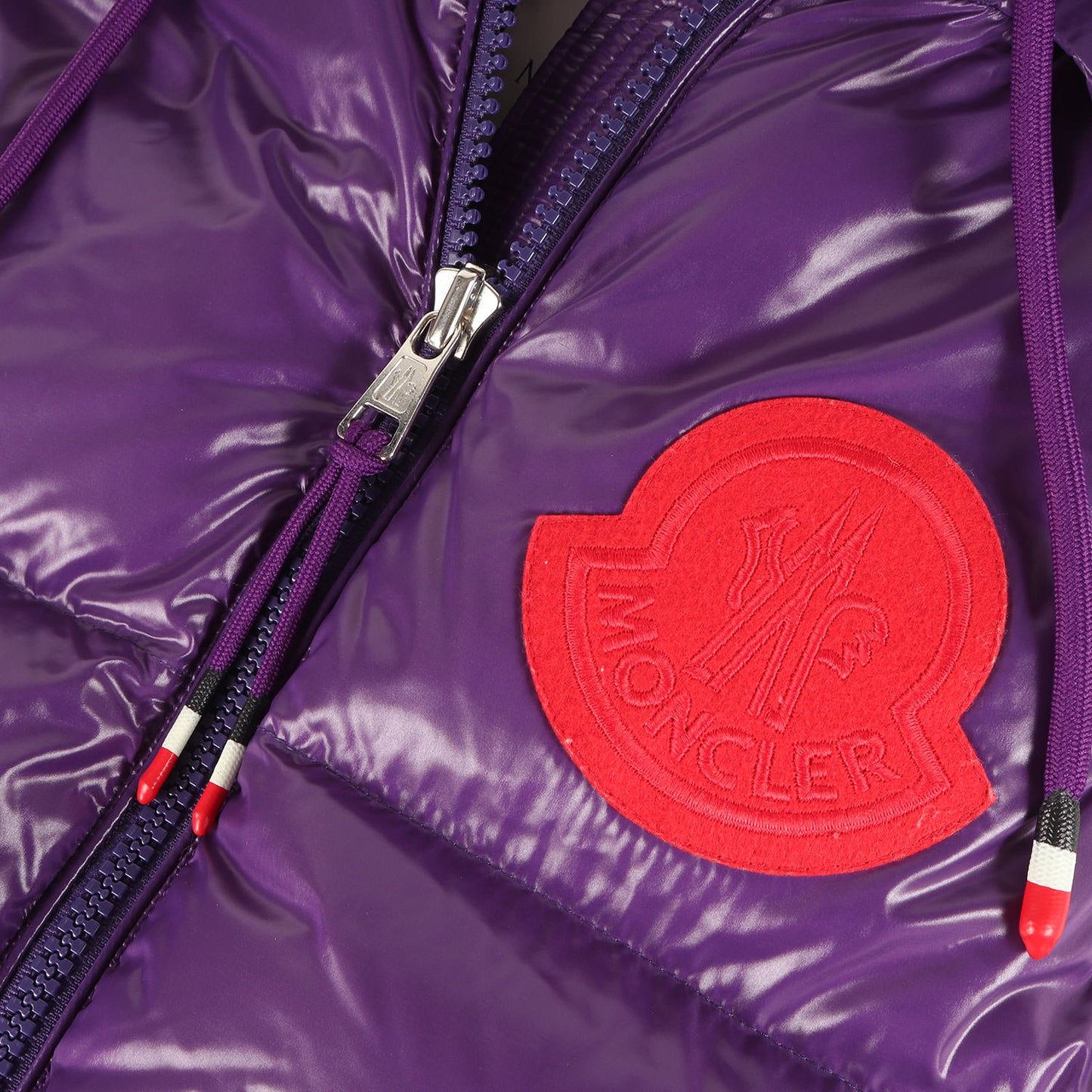 デカワッペン 刺繍 フーデッド ダウンベスト (LORENT D20914333385 68950) / Genius 1952