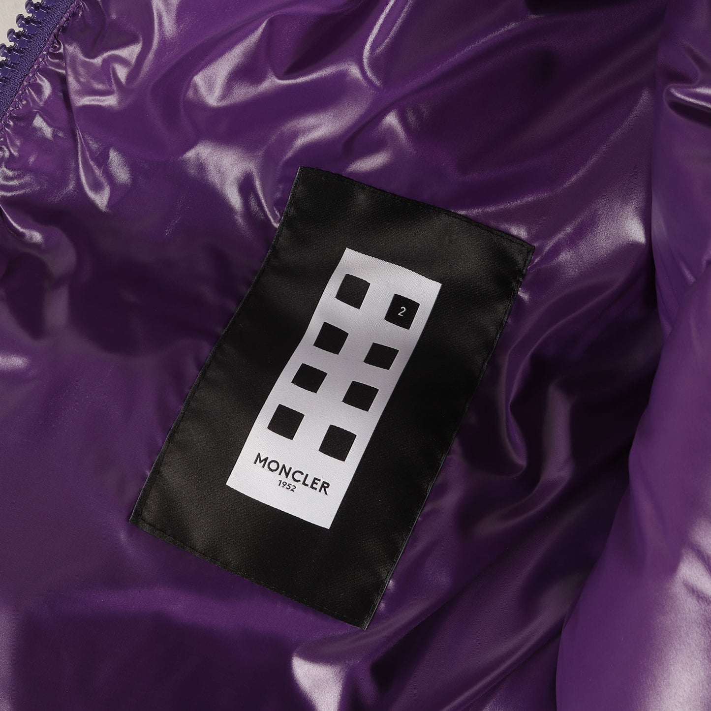 デカワッペン 刺繍 フーデッド ダウンベスト (LORENT D20914333385 68950) / Genius 1952