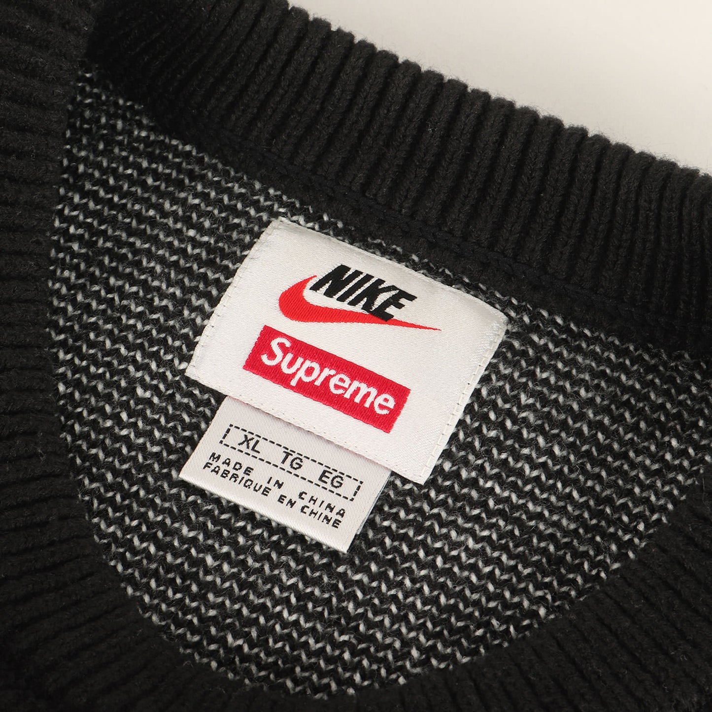 × NIKE スウォッシュ ジャガード アクリル ニット セーター (Swoosh Sweater BV7549-010)