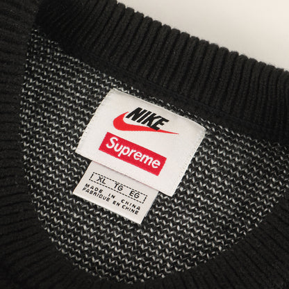 × NIKE スウォッシュ ジャガード アクリル ニット セーター (Swoosh Sweater BV7549-010)