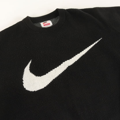 × NIKE スウォッシュ ジャガード アクリル ニット セーター (Swoosh Sweater BV7549-010)