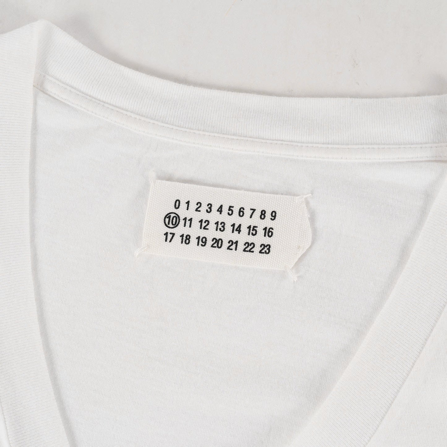 ここのえ期 ディープVネック Tシャツ
