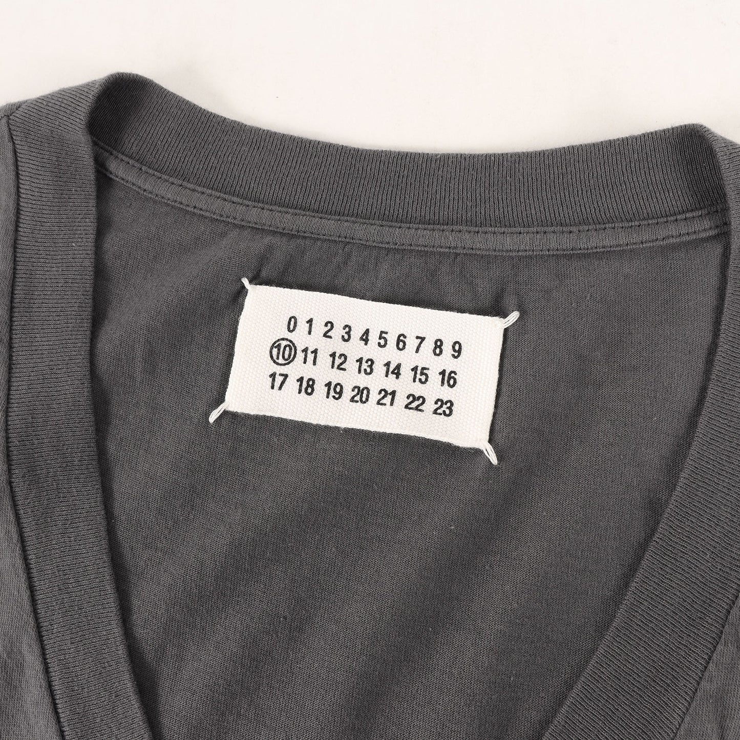 ここのえ期 ディープVネック Tシャツ