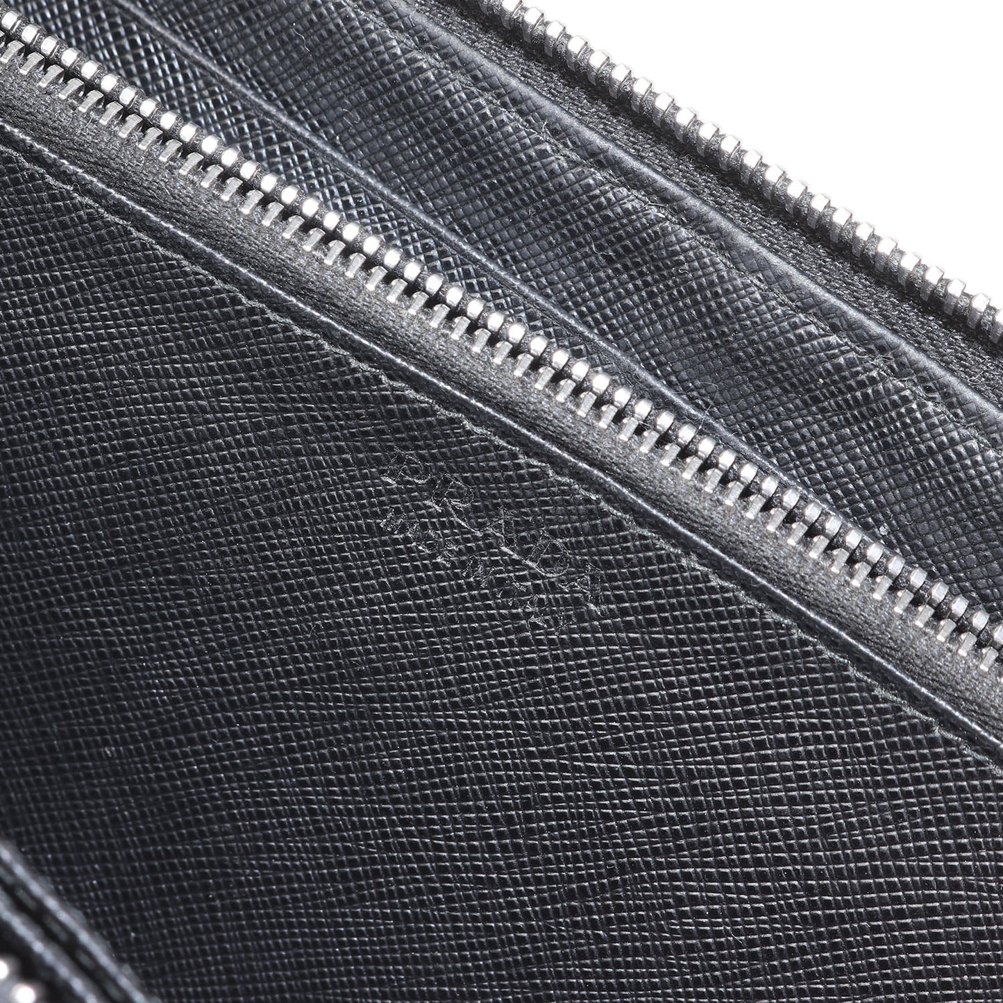 ウォレットチェーン付き サフィアーノレザー ロングウォレット