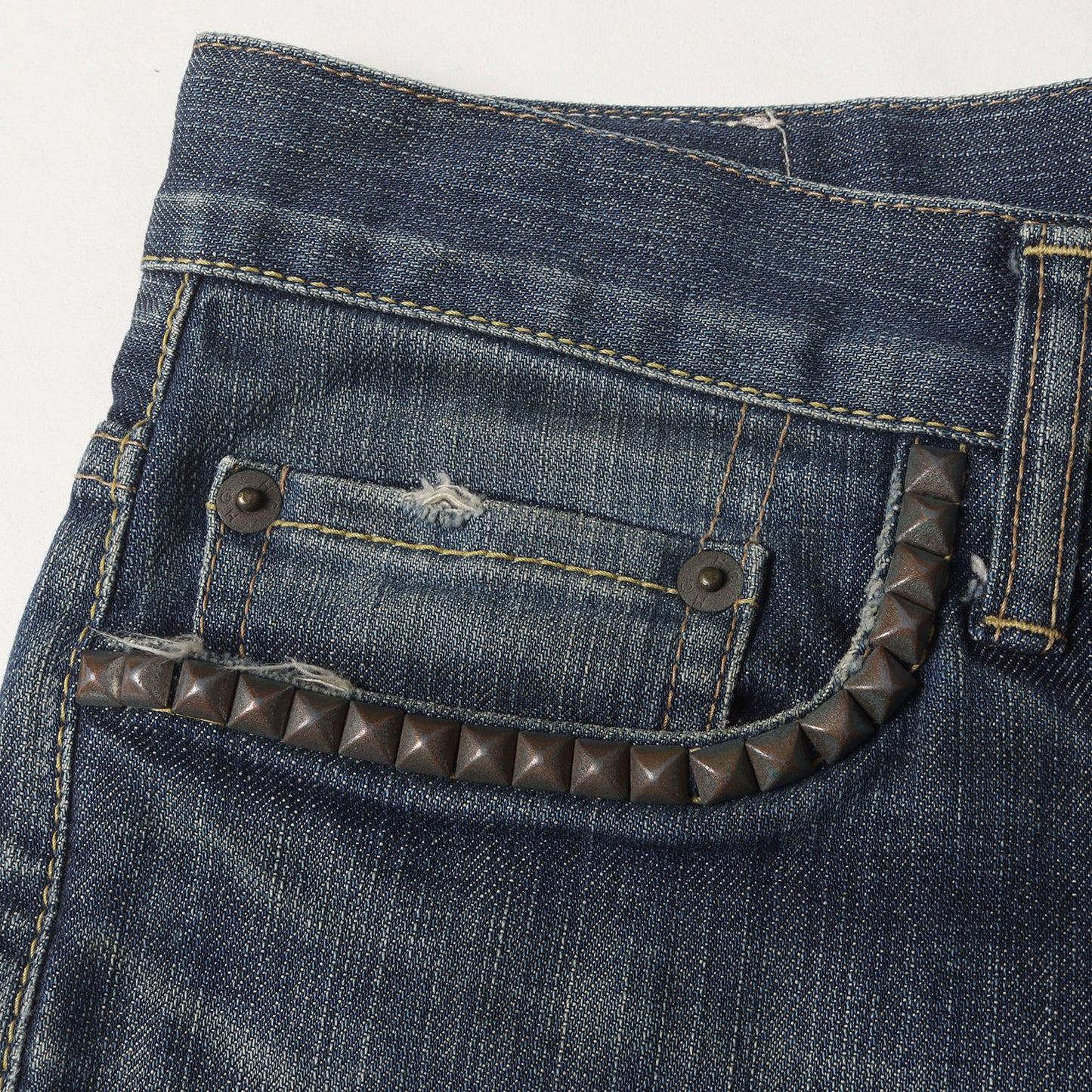 スタッズ付き ストレッチ デニムパンツ