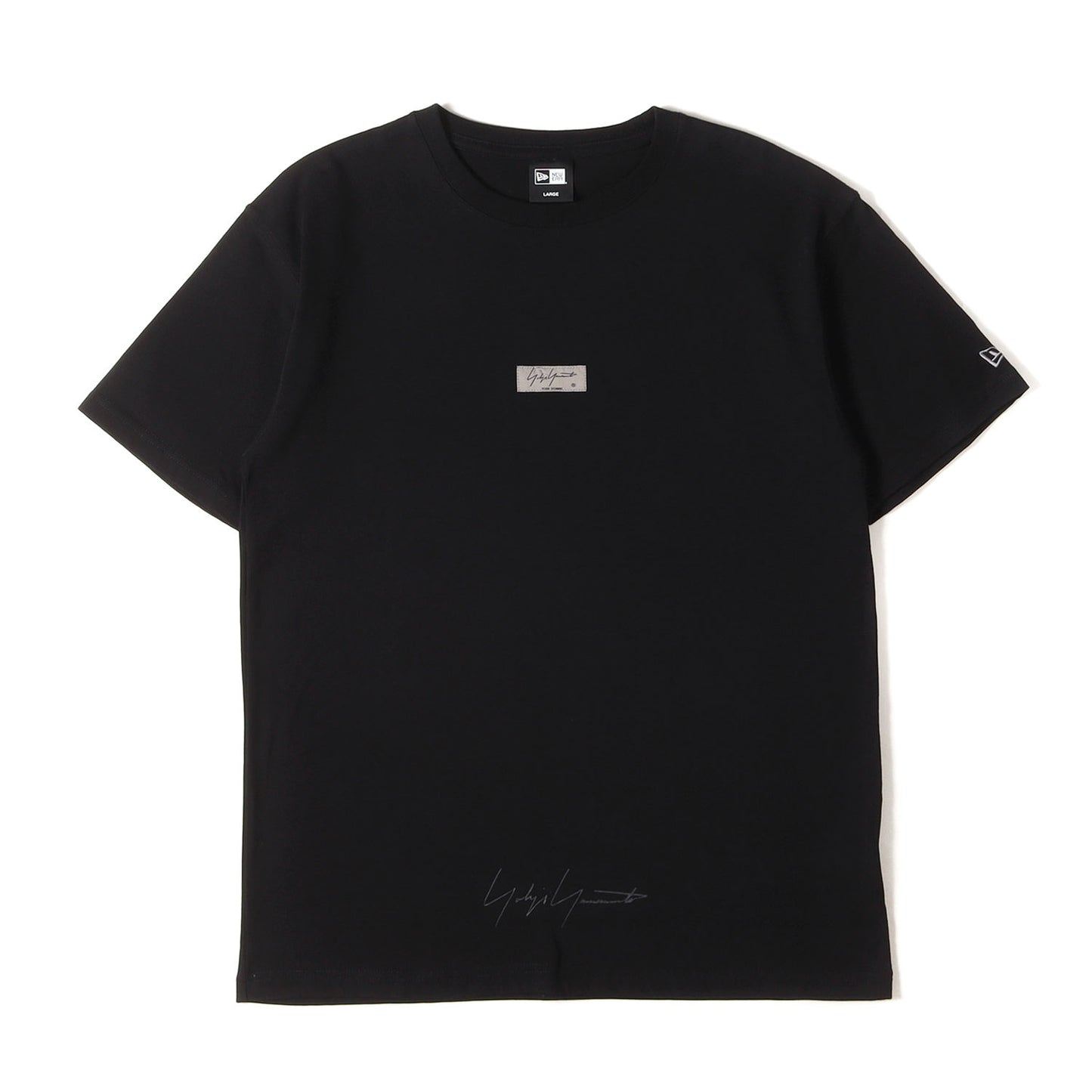 × NEW ERA ロゴパッチ 刺繍 Tシャツ (logo tee) / POUR HOMME