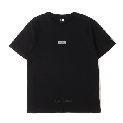× NEW ERA ロゴパッチ 刺繍 Tシャツ (logo tee) / POUR HOMME