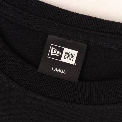 × NEW ERA ロゴパッチ 刺繍 Tシャツ (logo tee) / POUR HOMME