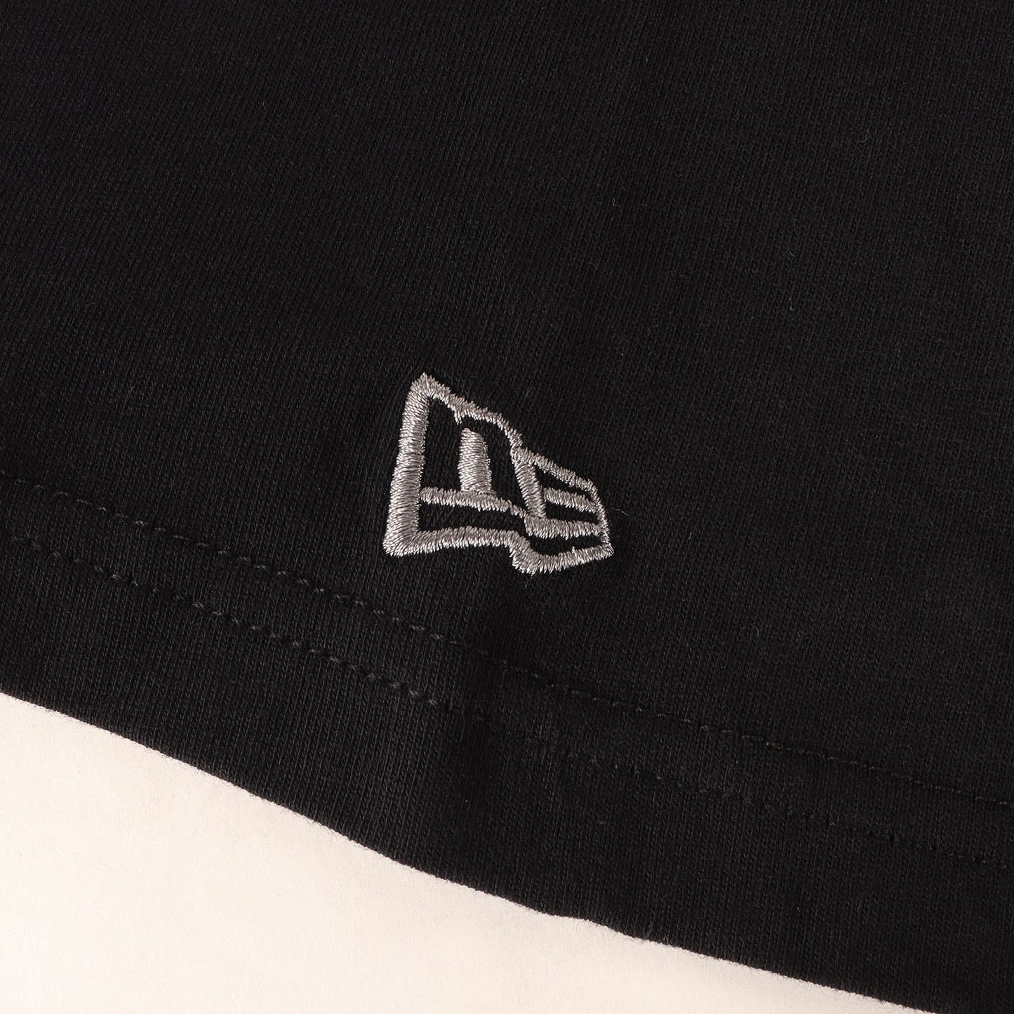 × NEW ERA ロゴパッチ 刺繍 Tシャツ (logo tee) / POUR HOMME