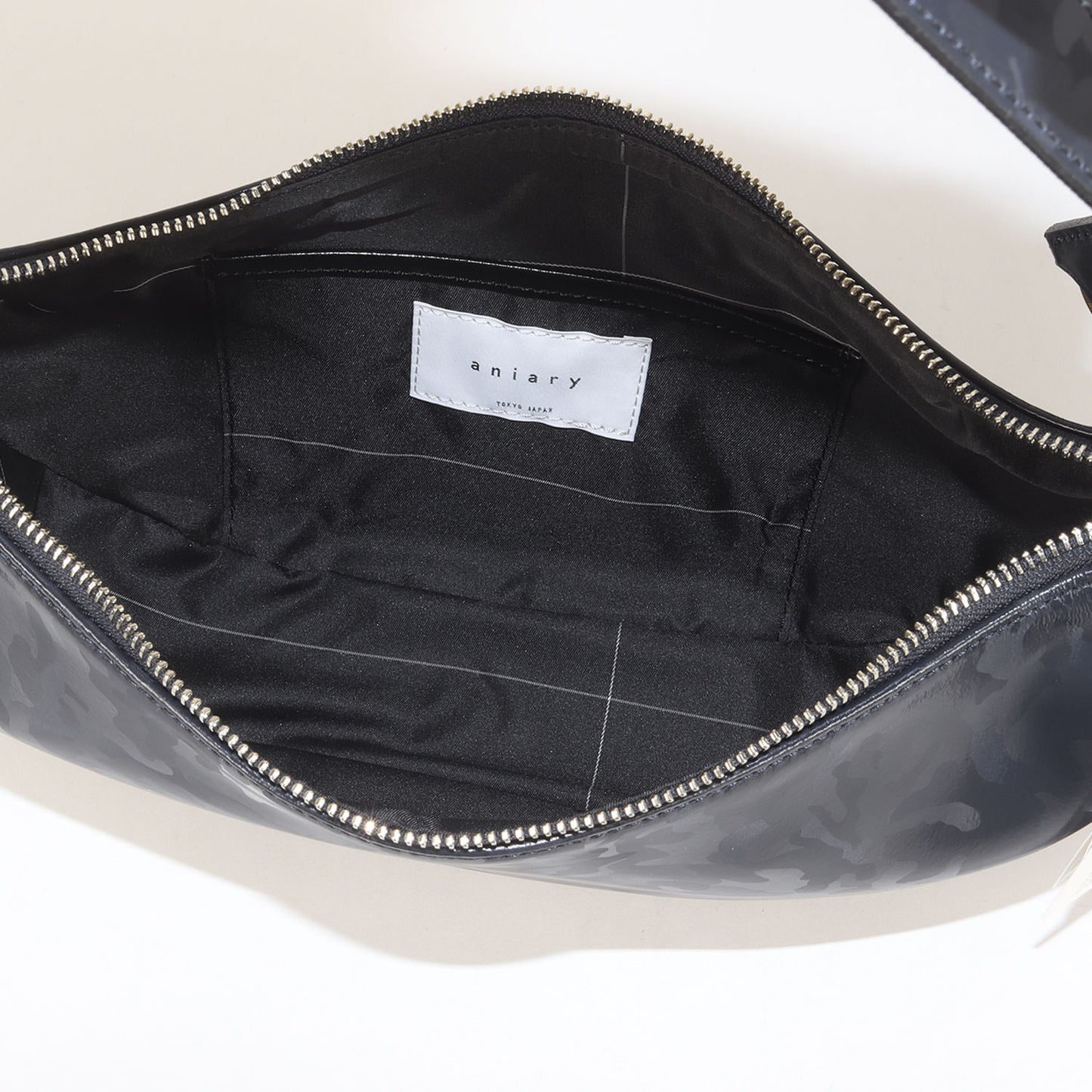 現行モデル シーフィルム レザー ショルダー バッグ / MADE IN JAPAN