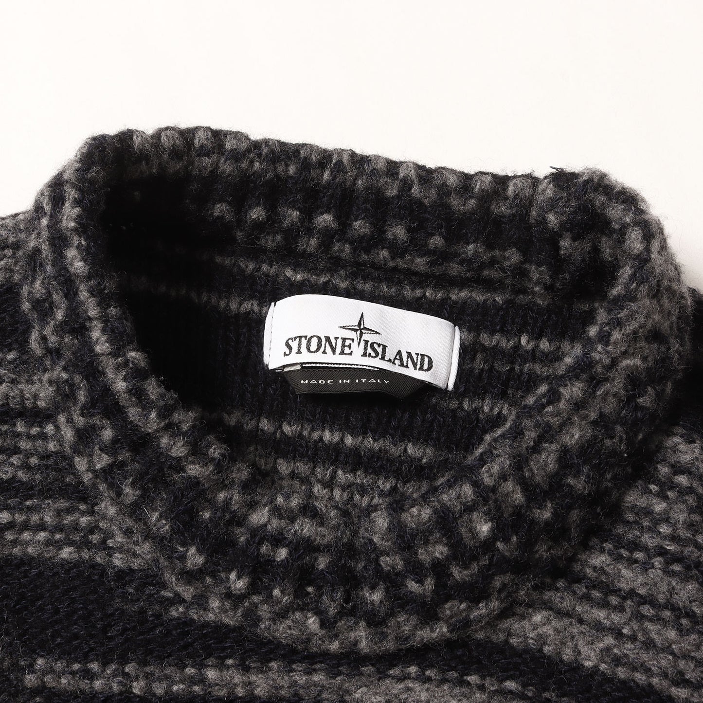23AW モックネック ニット セーター (LOGO BADGE SWEATER)