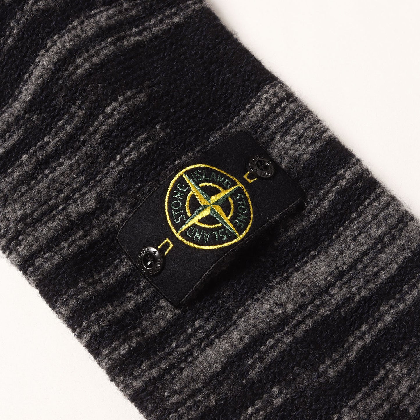 23AW モックネック ニット セーター (LOGO BADGE SWEATER)