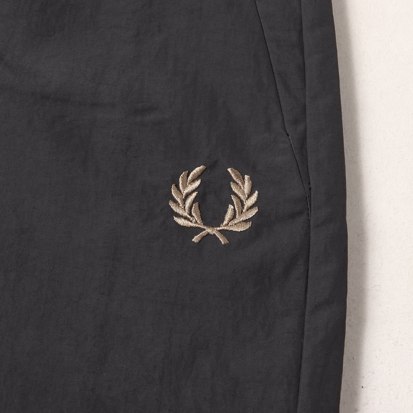 25AW × BEAMS 別注 ナイロン シェル パンツ (FRED PERRY SHELL PANTS)