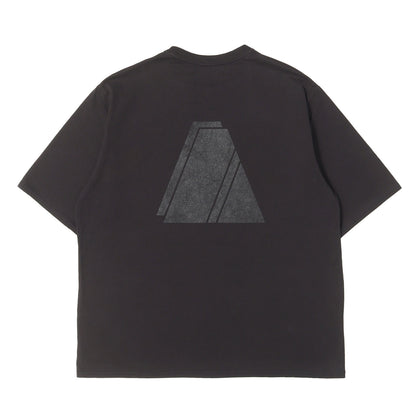 25SS バッググラフィック Tシャツ (PRINT TEE LAYERED PYRAMID 40/2 ORGANIC COTTON KNIT)