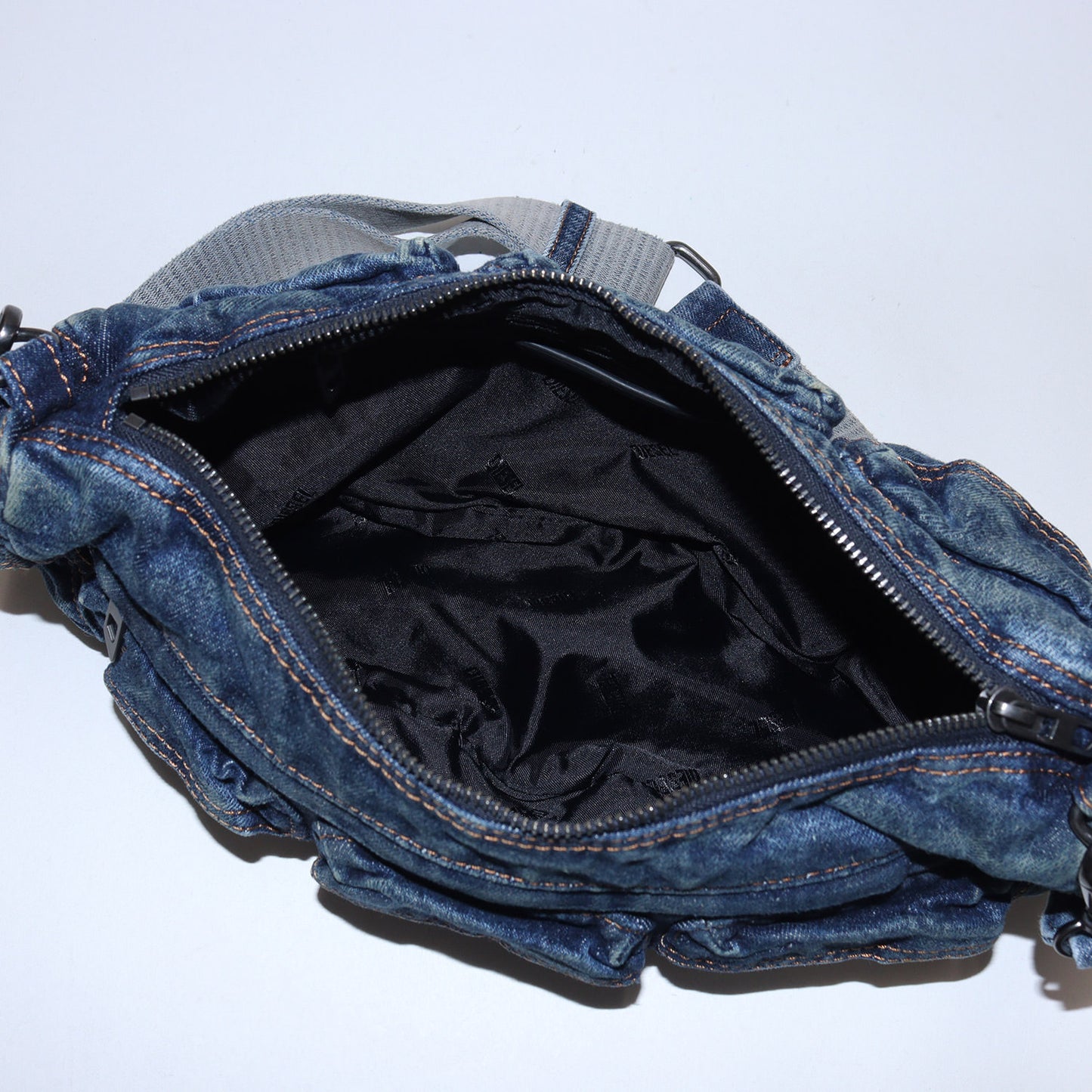 25AW デニム ショルダーバッグ (Re-Edition Travel 3000 Shoulder Bag)