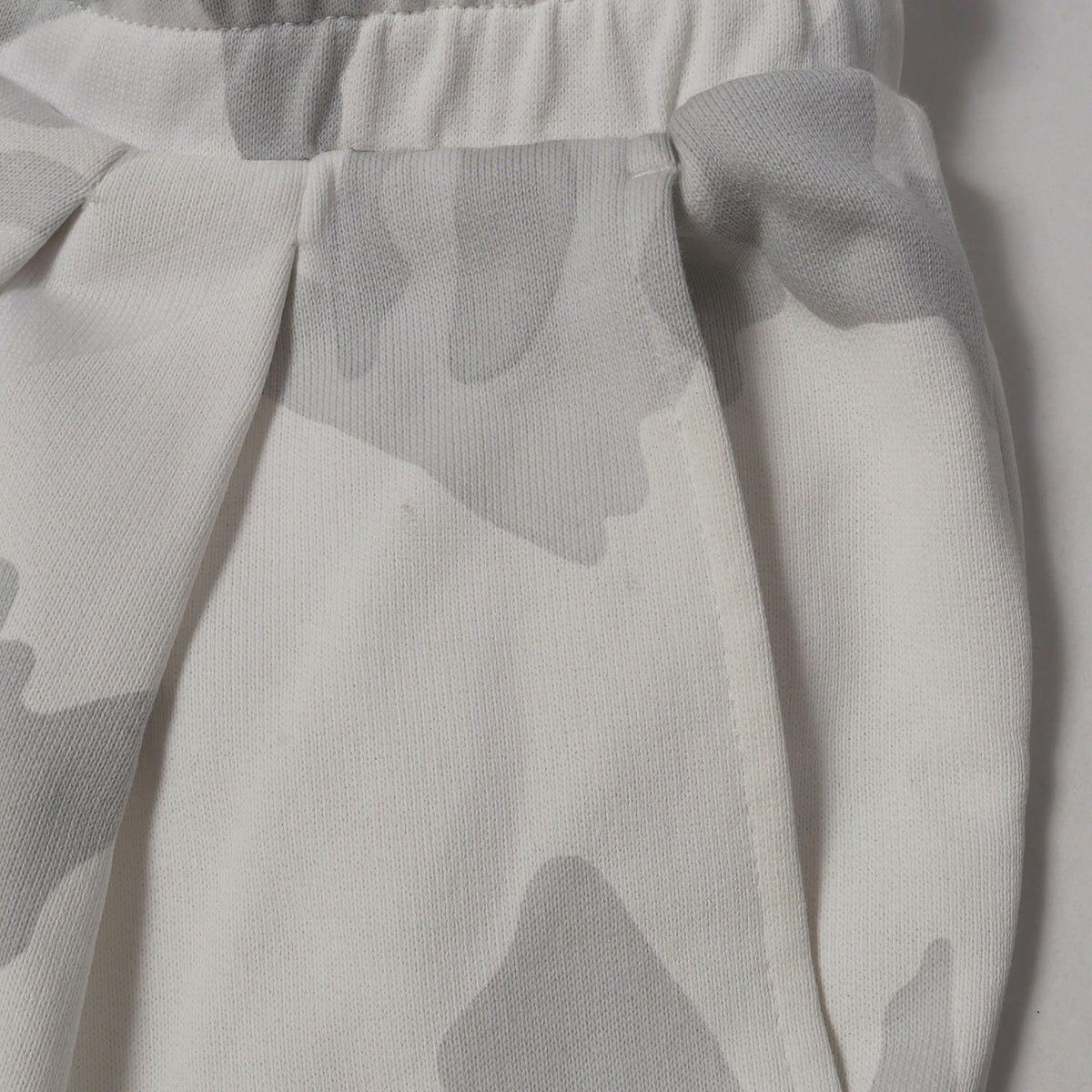 22SS ツータック カモ カーゴ ショート パンツ (Jersey jogging shorts with logo tag)