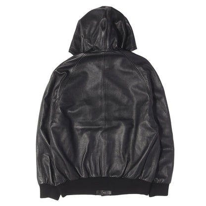 24AW エンボスロゴ ラムレザー ボンバージャケット (HOODED JACKET IN GRAINED LAMBSKIN)