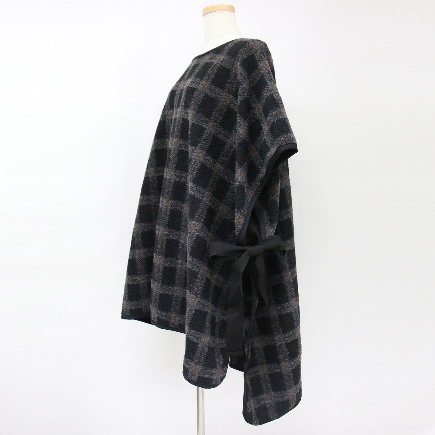 ポンチョ ニット ラウンドネック サイドリボン チェック ウールブレンド 240423