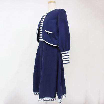 セットアップ カーディガン ボレロ ワンピース ニット ミディ ひざ丈 フレア ノーカラー ボーダー ロゴ 240430