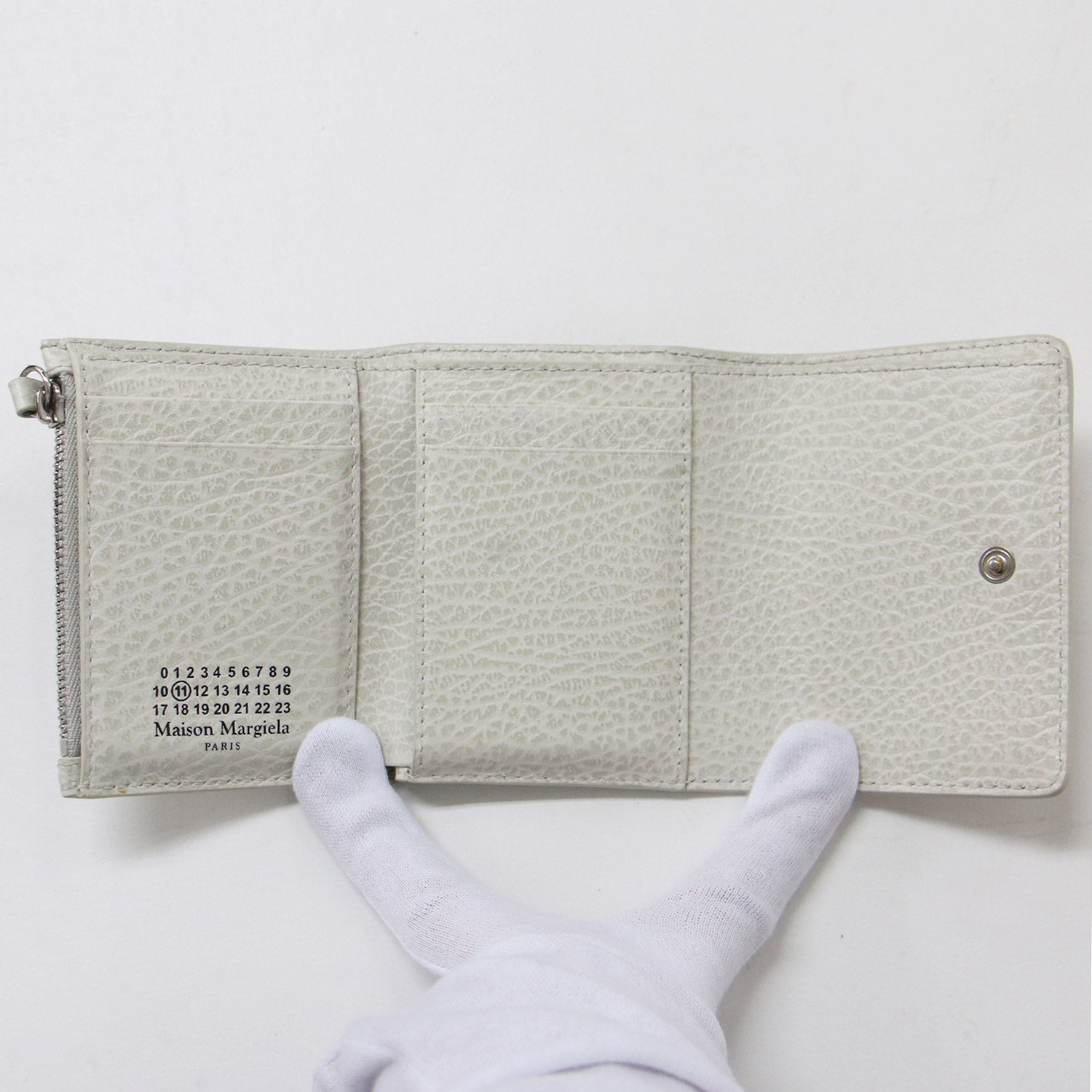 Maison Margiela (メゾン マルジェラ) 財布 三つ折り 4ステッチ エンボス加工 レザー スリーフォールド ウォレット ZIP  COMPACT TRI FOLD WALLET 240611 - ブランド古着の通販・買取 | BEEGLE by Boo-Bee