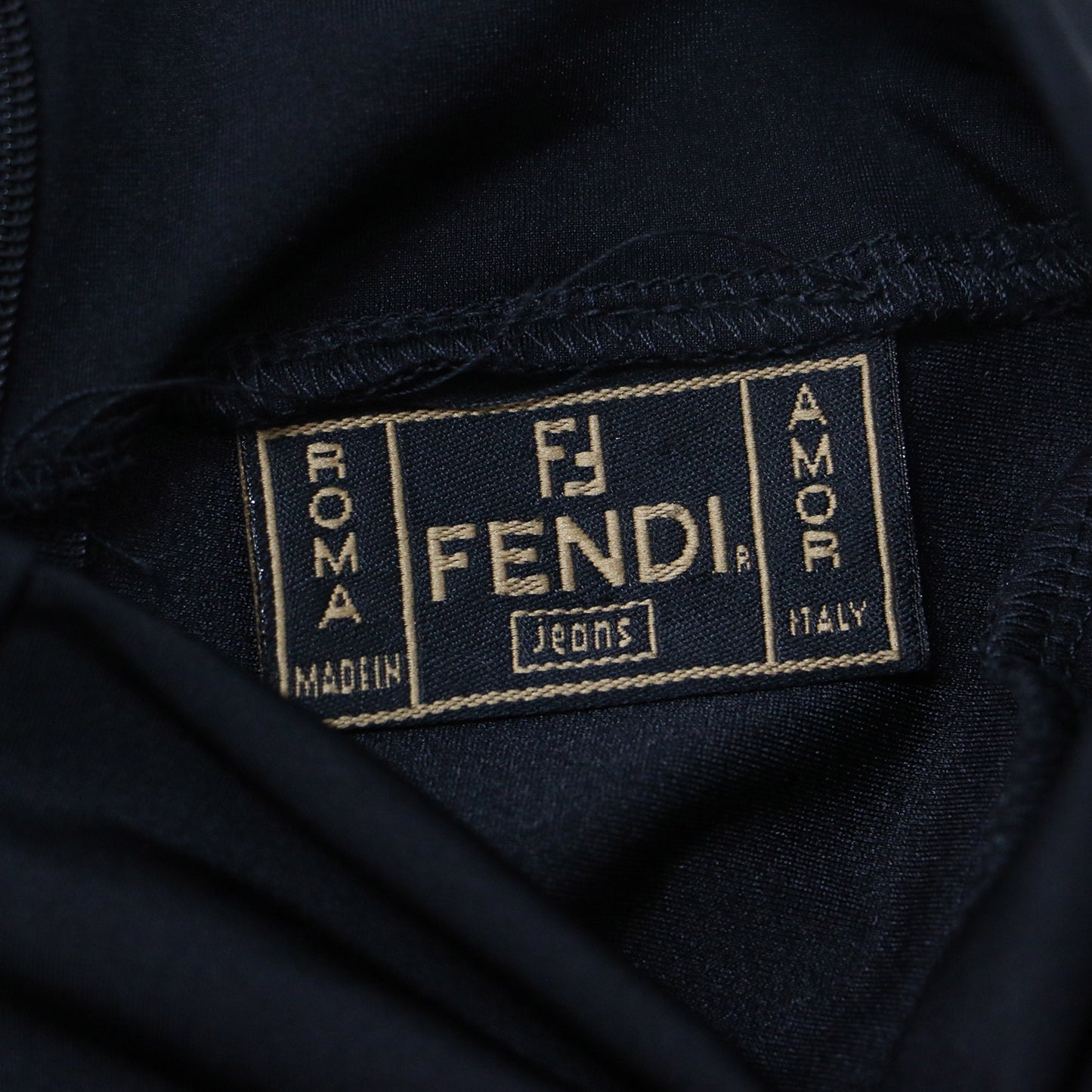 ハイネック ノースリーブ カットソー / エンボス ロゴ イタリア製 ヴィンテージ 241029