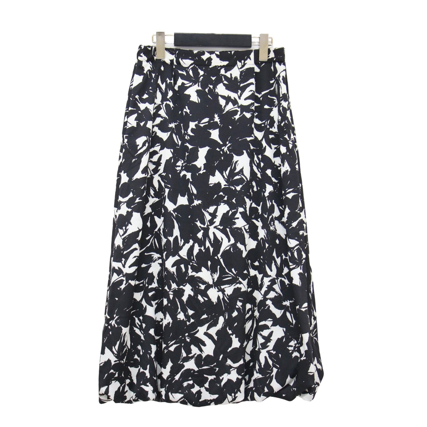 24春夏 モノトーン フラワープリント セミバルーンスカート / ミディ丈 Iライン タック