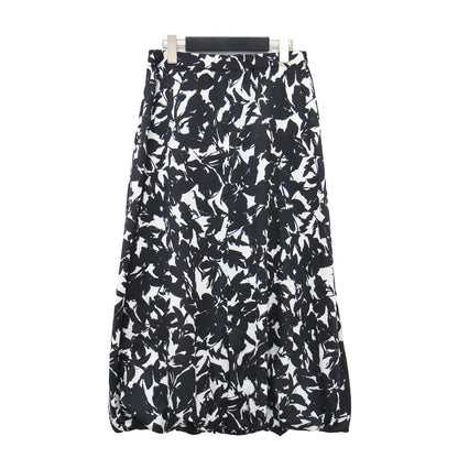 24春夏 モノトーン フラワープリント セミバルーンスカート / ミディ丈 Iライン タック