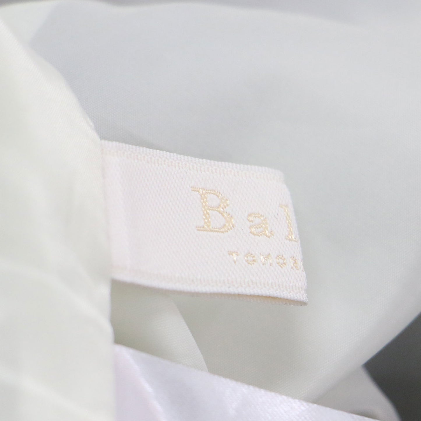 24春夏 モノトーン フラワープリント セミバルーンスカート / ミディ丈 Iライン タック