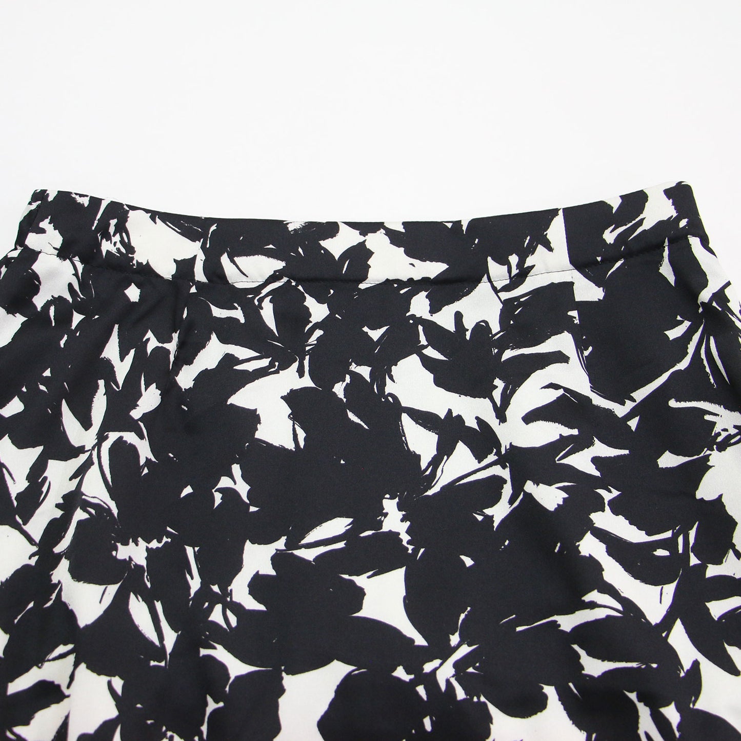 24春夏 モノトーン フラワープリント セミバルーンスカート / ミディ丈 Iライン タック