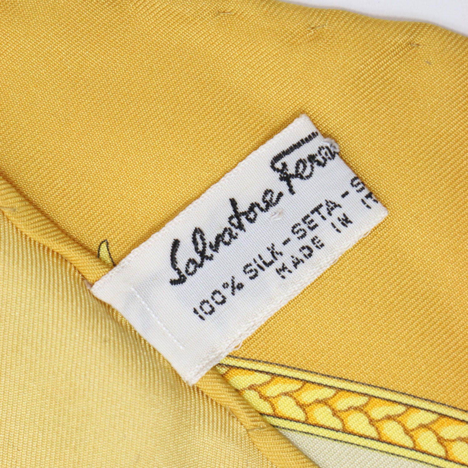 Salvatore Ferragamo スカーフ 約87cm正方形 Salvatore Ferragamo スカーフ 約87cm正方形 Salvatore