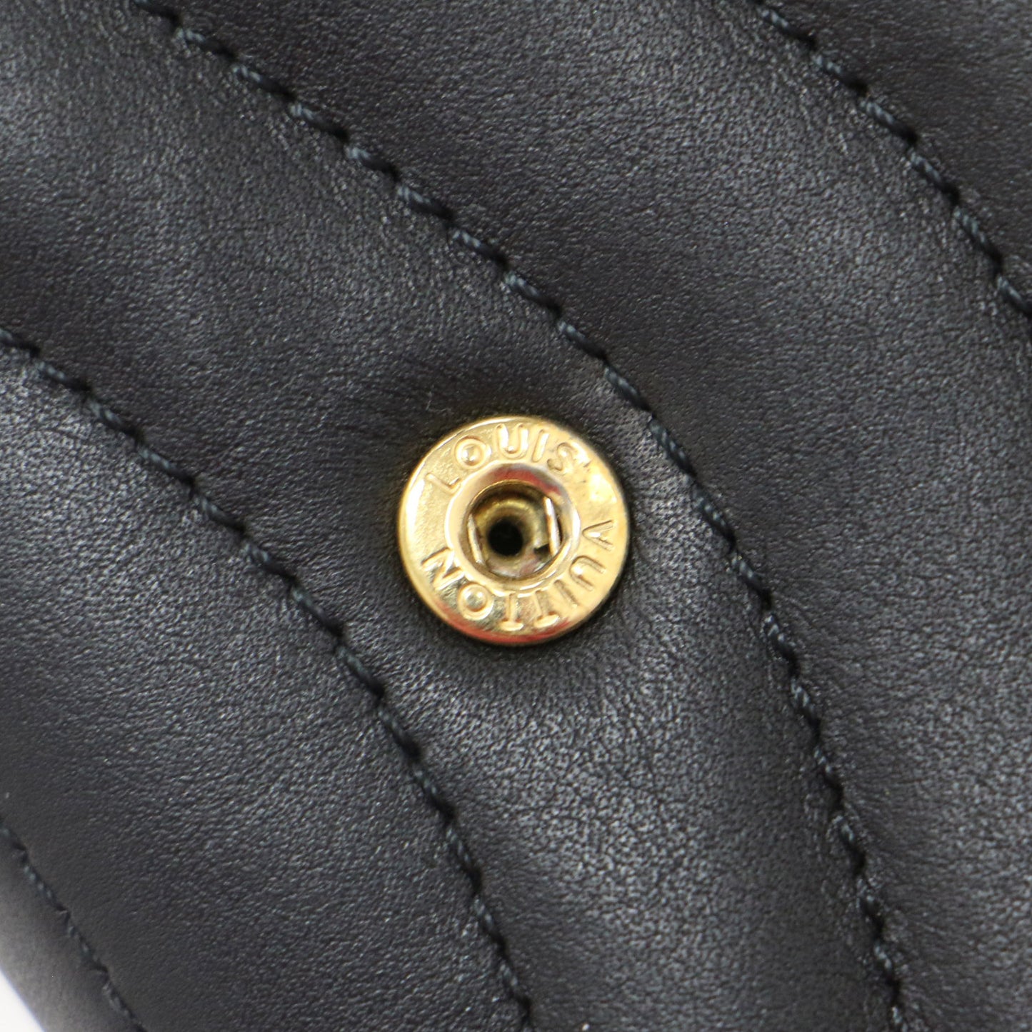 ニューウェーブ ロング ウォレット M63298 / 二つ折り 長財布 ストラップ ロゴ キルティング レザー