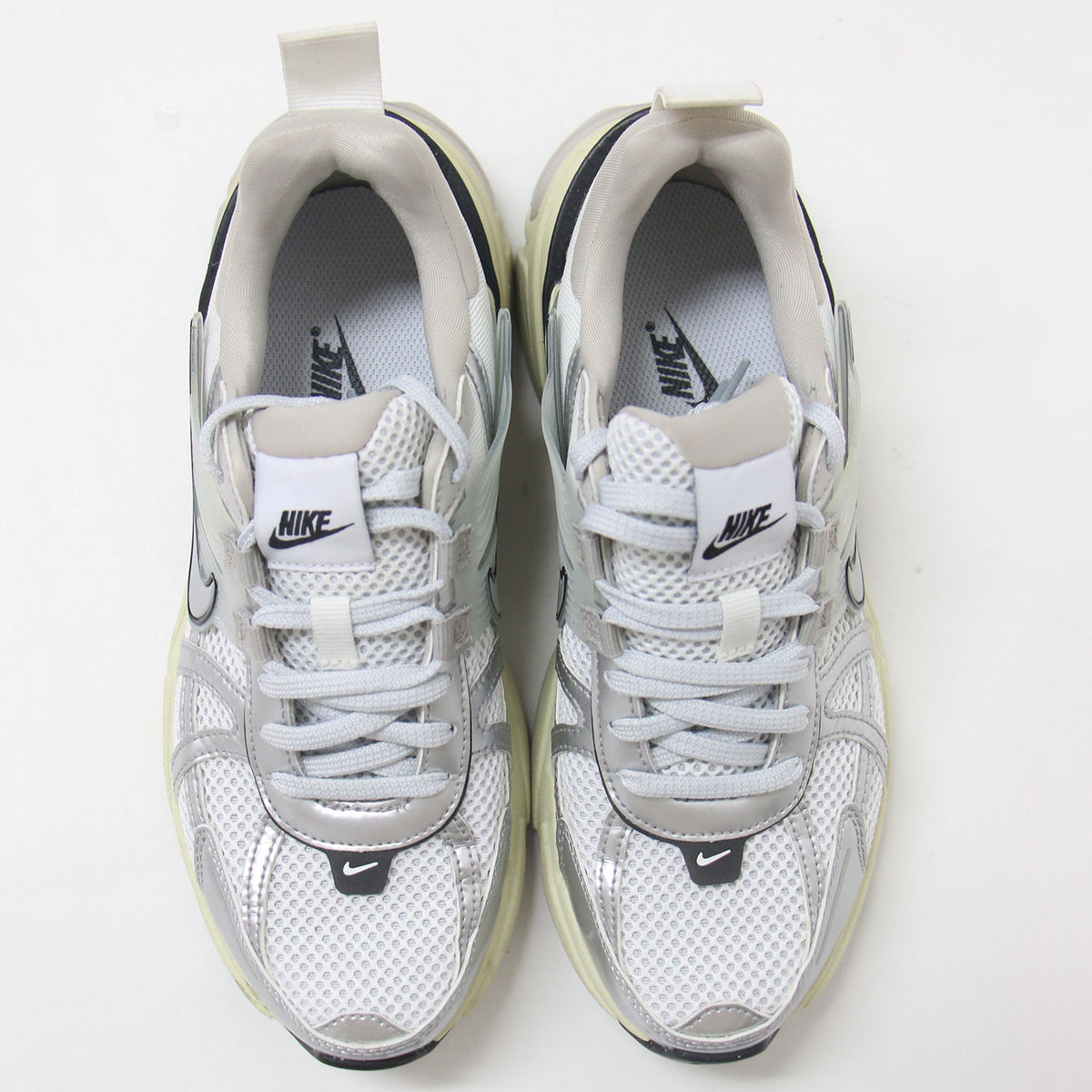 ローカット スニーカー V2K RUN FD0736-100 / メッシュ レースアップ チャンキーソール