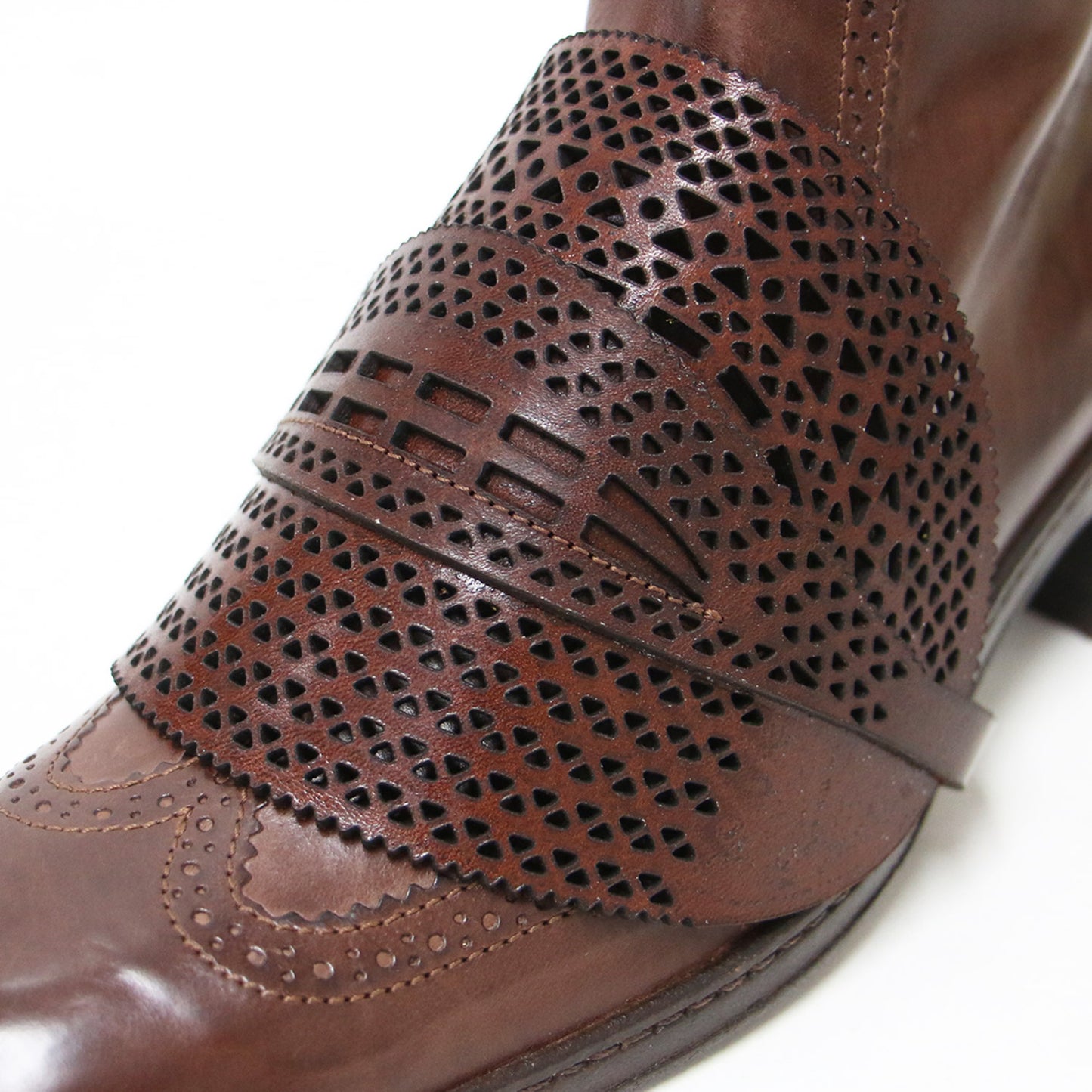 レザー ウィングチップ サイドジップ ブーツ / ミドル丈 ベルト カッティングレザー スタックヒール