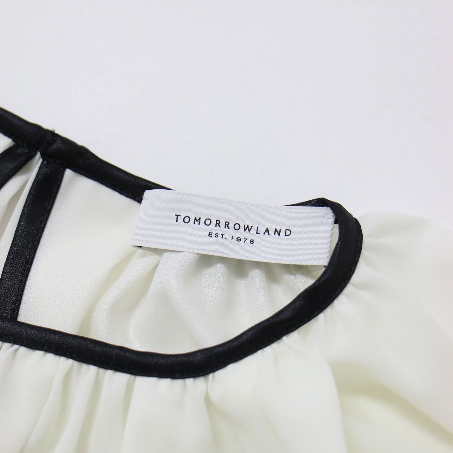 リキッドジョーゼット ギャザーネック ブラウス / 長袖 バイカラー パイピング