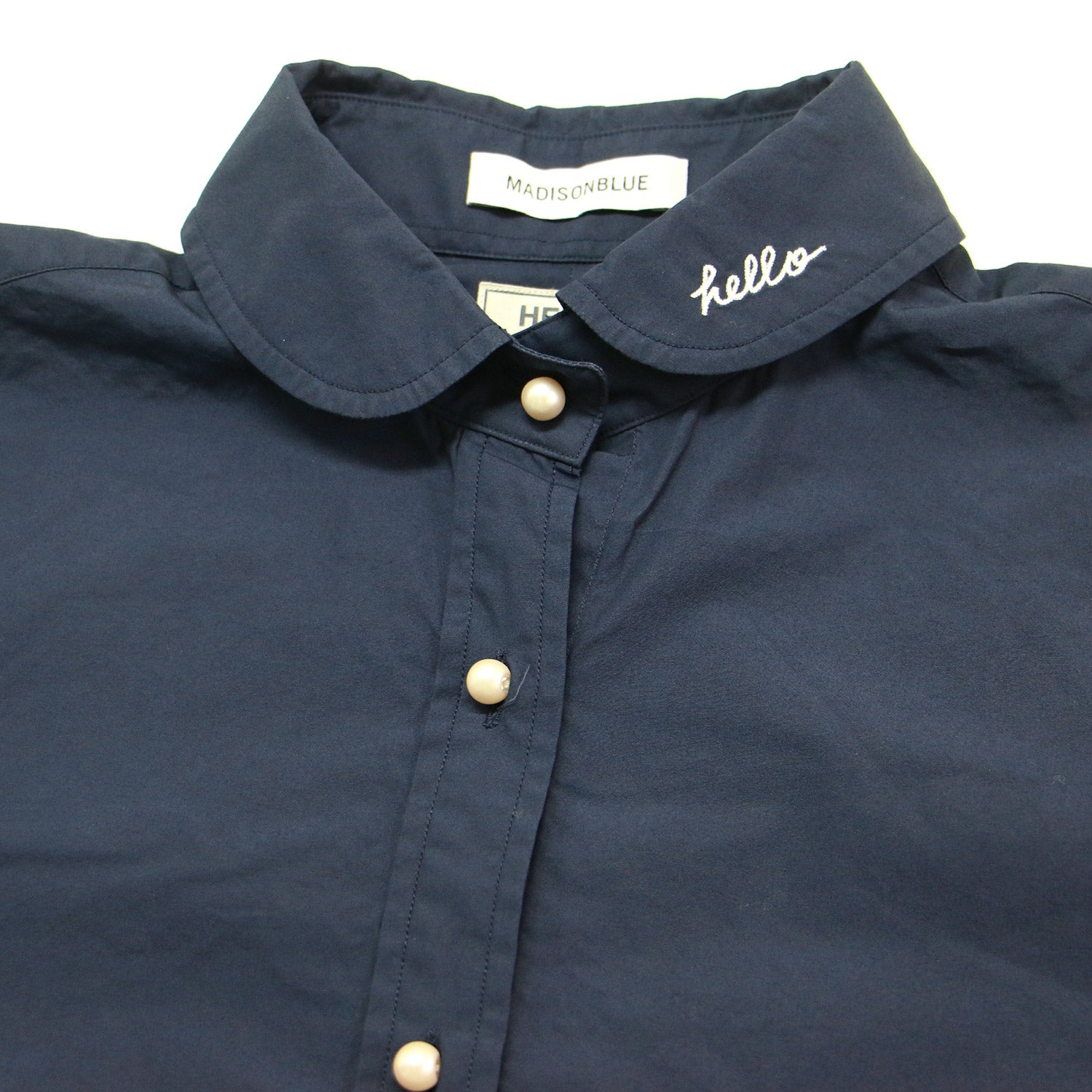 マディソンブルー　パールボタン　Hello MADISONBLUEのパールボタン付き丸襟シャツ【STANDARD BOOK