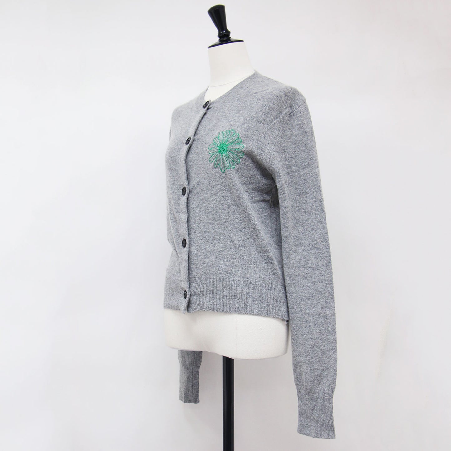 カシミヤ ブレンド ラウンドネック カーディガン / CASHMERE BLENDED CARDIGAN ROUND NECK ニット 長袖 FLOWER MARDI フラワー 刺繍
