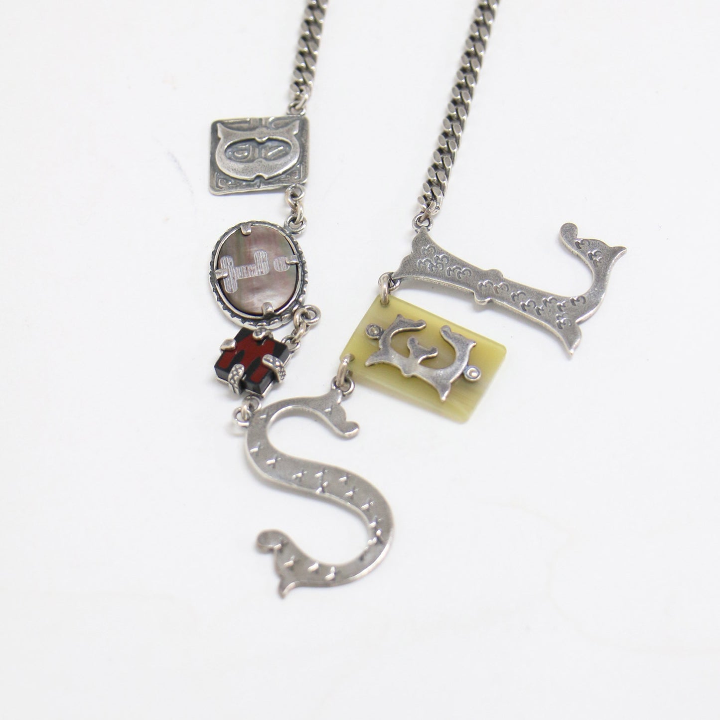 アルファベット モチーフ ネックレス / チェーン ロゴ