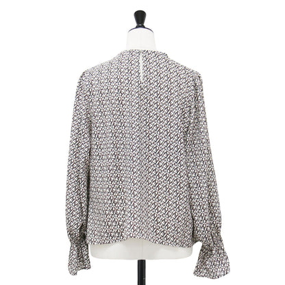 24秋冬 BBカリグラフィプリント タックネック ブラウス / 11014401035 / プルオーバー 長袖 キャンディースリーブ ギャザー