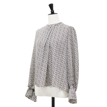 24秋冬 BBカリグラフィプリント タックネック ブラウス / 11014401035 / プルオーバー 長袖 キャンディースリーブ ギャザー