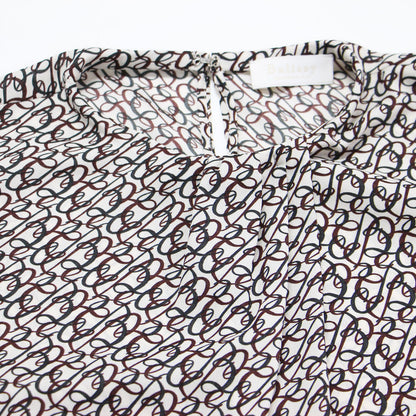 24秋冬 BBカリグラフィプリント タックネック ブラウス / 11014401035 / プルオーバー 長袖 キャンディースリーブ ギャザー