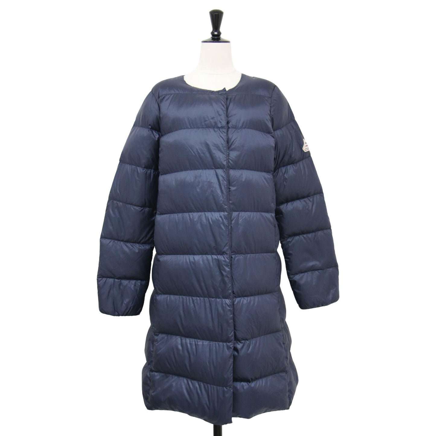 23秋冬 マラデータ ノーカラー ダウン コート / MALADETA2 長袖 チュニック丈 ロゴ ワッペン スナップボタン