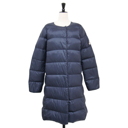 23秋冬 マラデータ ノーカラー ダウン コート / MALADETA2 長袖 チュニック丈 ロゴ ワッペン スナップボタン