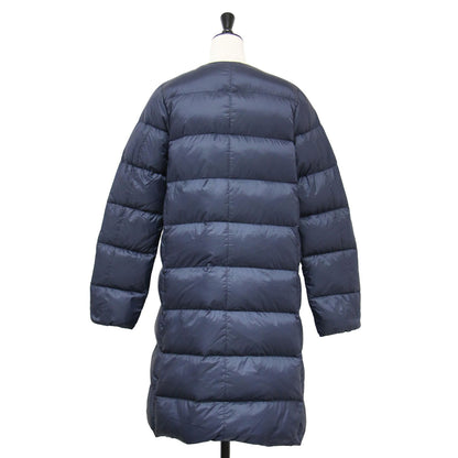 23秋冬 マラデータ ノーカラー ダウン コート / MALADETA2 長袖 チュニック丈 ロゴ ワッペン スナップボタン