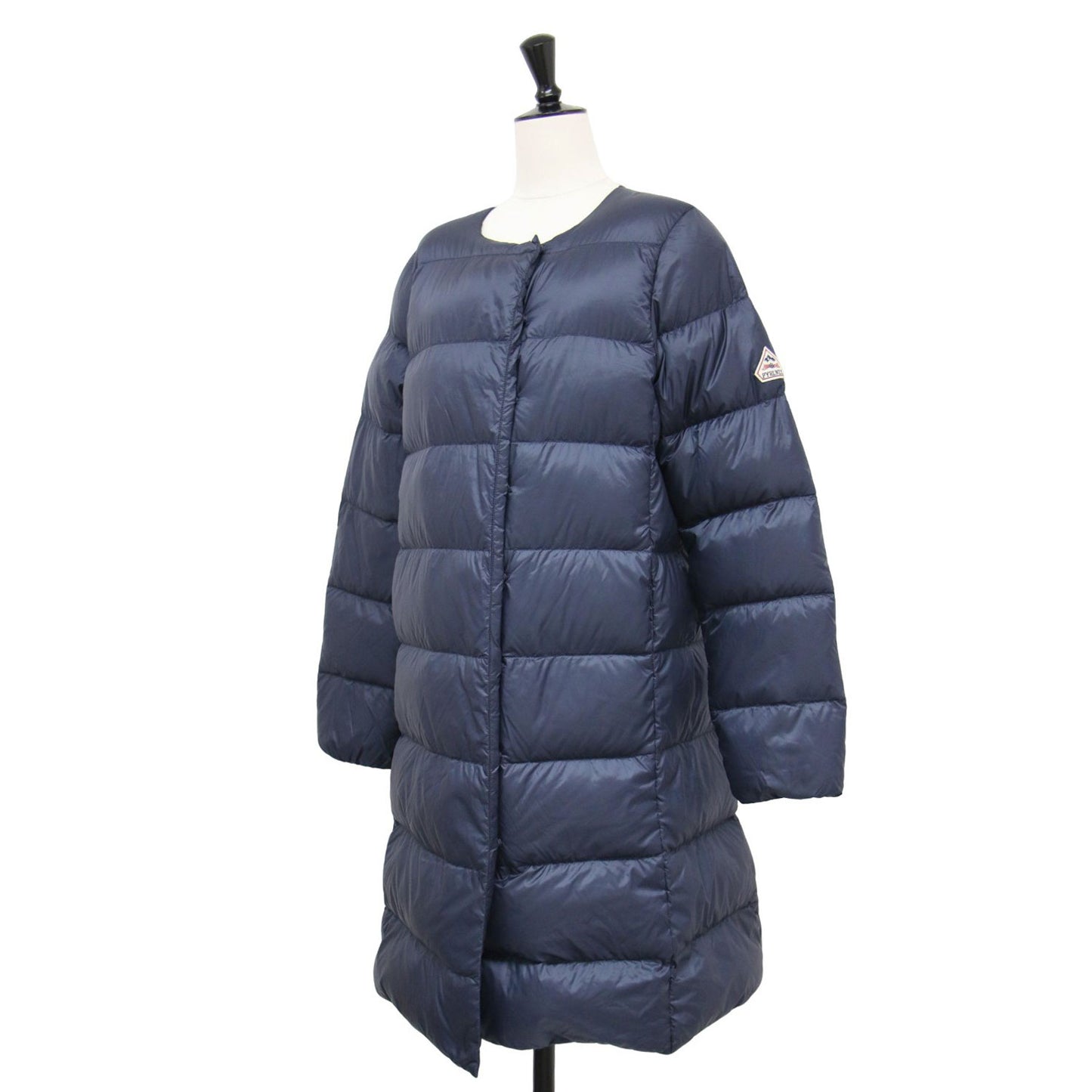 23秋冬 マラデータ ノーカラー ダウン コート / MALADETA2 長袖 チュニック丈 ロゴ ワッペン スナップボタン