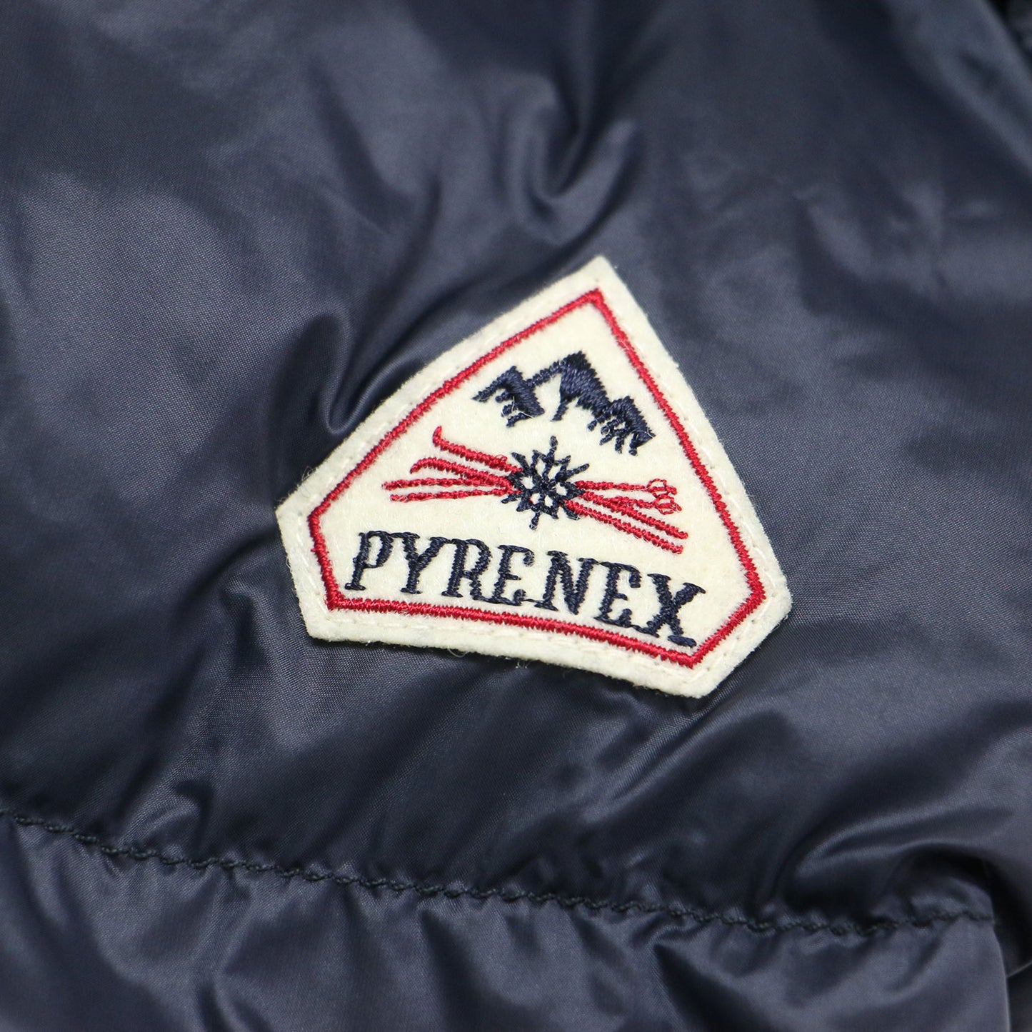 23秋冬 マラデータ ノーカラー ダウン コート / MALADETA2 長袖 チュニック丈 ロゴ ワッペン スナップボタン