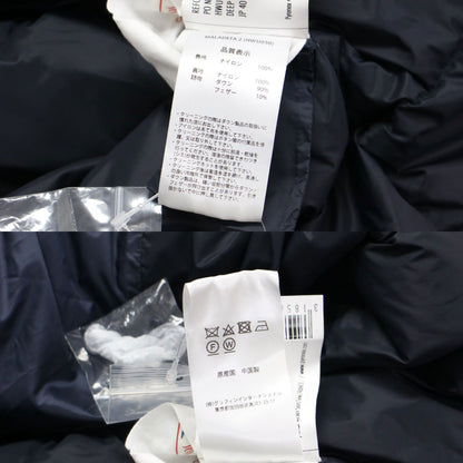 23秋冬 マラデータ ノーカラー ダウン コート / MALADETA2 長袖 チュニック丈 ロゴ ワッペン スナップボタン