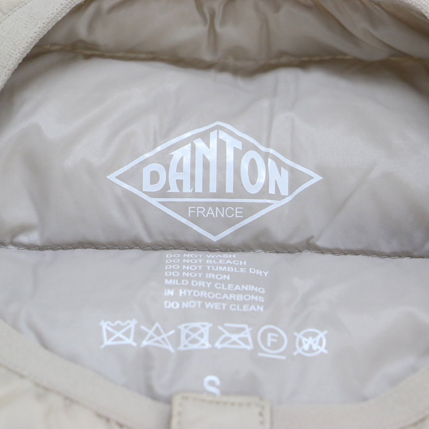 クルーネック インナー ダウン ベスト / CREWNECK INNER DOWN VEST マット ロゴ ナイロン