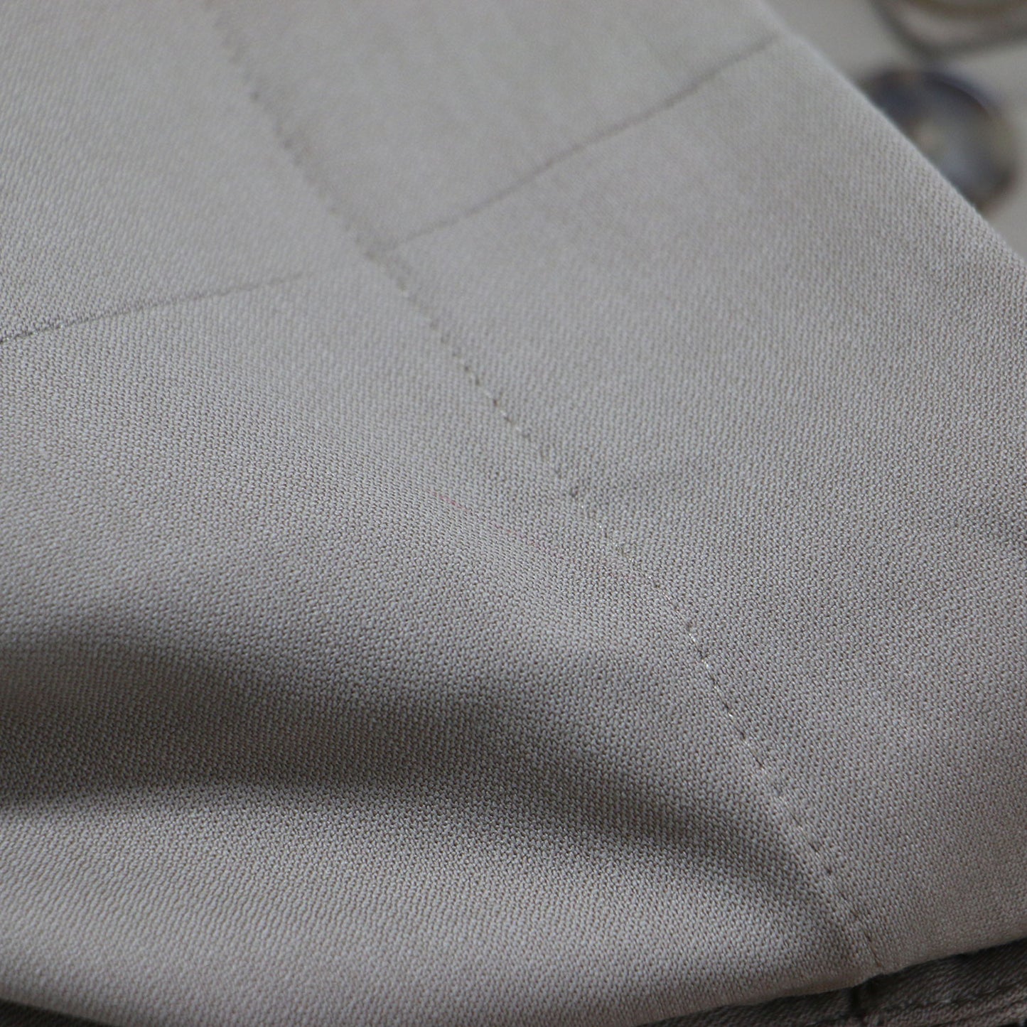 24春夏 カーブド テーパード ストレッチ ウール パンツ / ハイウエスト タック プリーツ