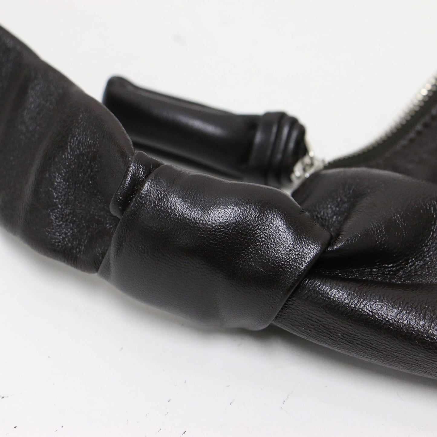 25秋冬 ミディアム クロワッサン ショルダーバッグ / Medium Croissant ソフト ナッパレザー 羊革