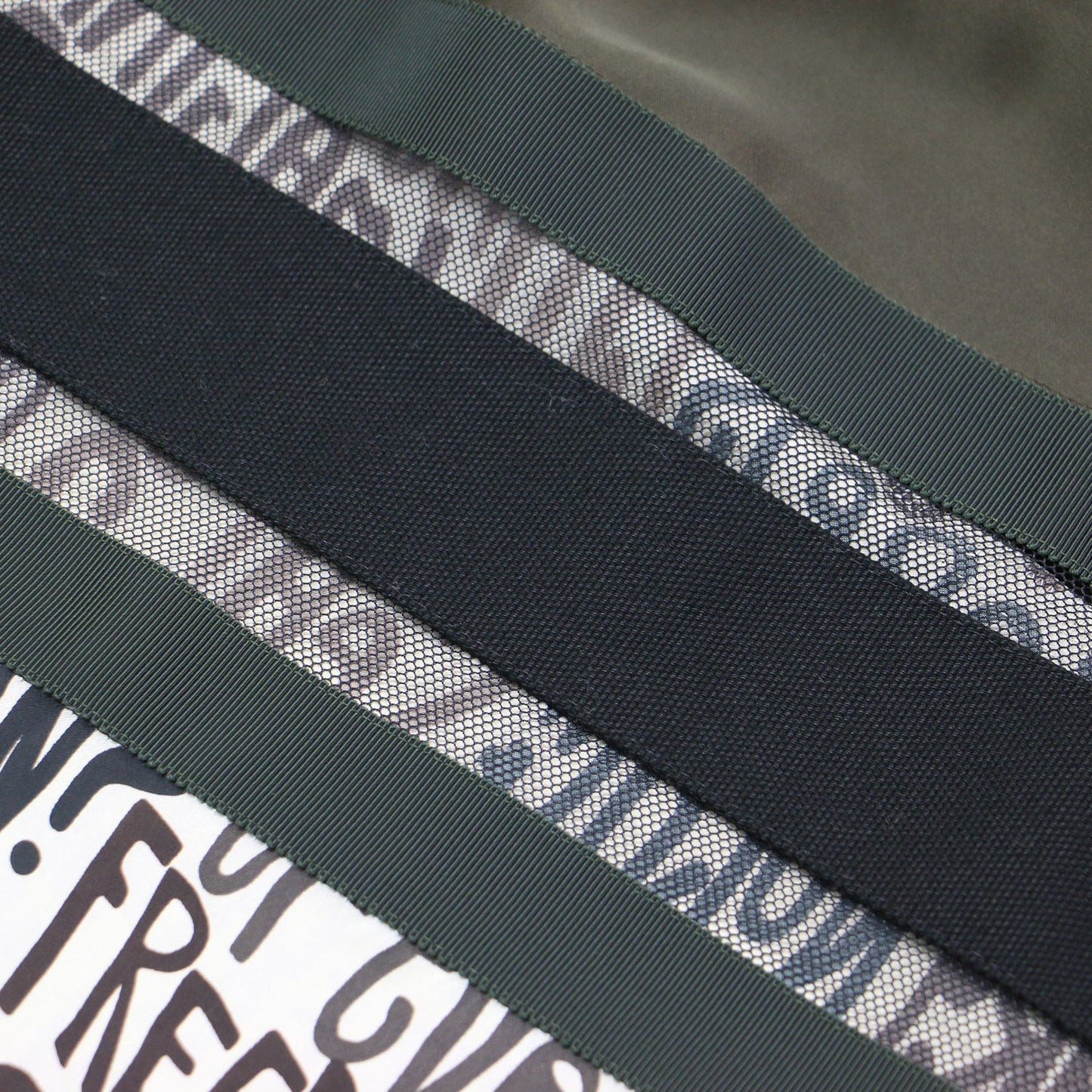 メッセージ プリント ワイド ブラウス / スタンドカラー 半袖 クロップド丈 サテン メッシュ